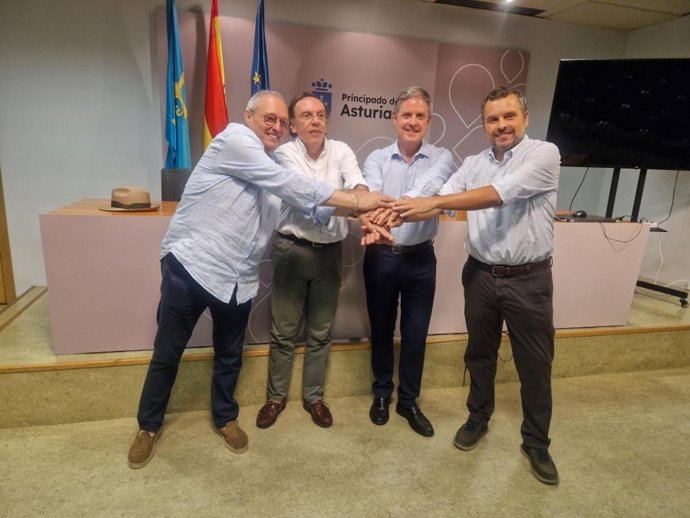 Cesáreo Marqués, presidente de la FAMPA; Fernando Villabela, presidente el Oviedo Club Baloncesto; Enrique Rodríguez Nuño, director general de Promoción de la Autonomía Personal y Mayores, y Fernando García, director general del Oviedo Club Baloncesto.