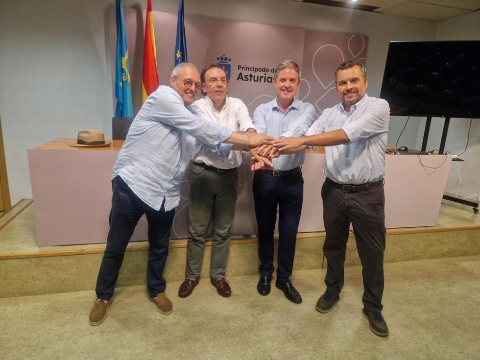 Cesáreo Marqués, presidente de la FAMPA; Fernando Villabela, presidente el Oviedo Club Baloncesto; Enrique Rodríguez Nuño, director general de Promoción de la Autonomía Personal y Mayores, y Fernando García, director general del Oviedo Club Baloncesto.