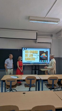 El delegado territorial de Desarrollo Educativo y Formación Profesional en Sevilla, Miguel Ángel Araúz, en su visita al IES Ciudad de las Cabezas de Las Cabezas de San Juan (Sevilla).