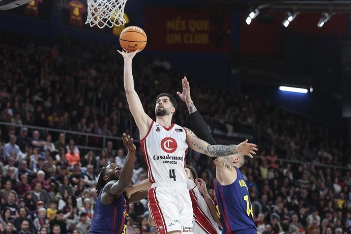 Archivo - Santi Yusta, del Casademont Zaragoza, durante el partido de la Liga Endesa disputado ante el FC Barcelona en el Palau Blaugrana