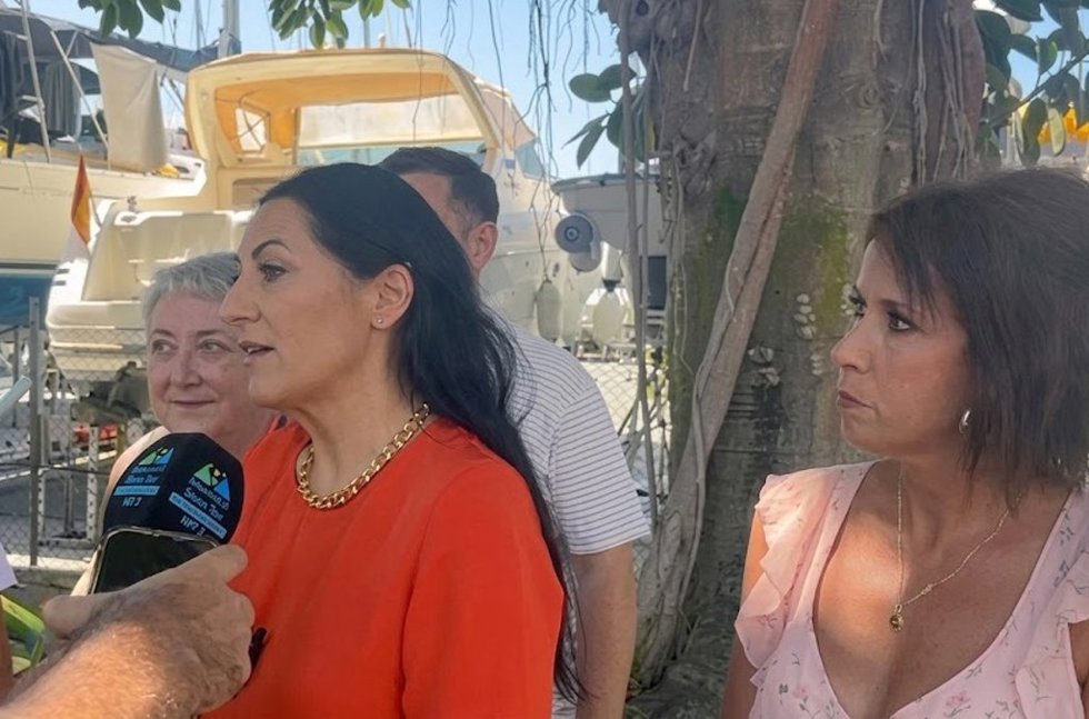 La portavoz de Podemos Andalucía, Alejandra Durán, atiende a los medios en el entorno del puerto de Motril (Granada).
