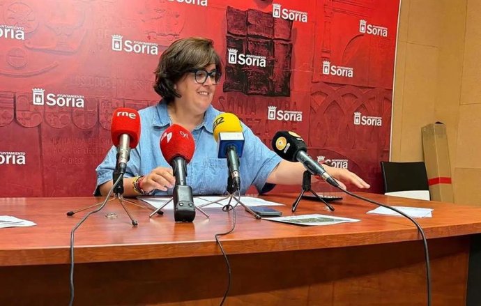 La concejal Ana Alegre explica las acciones para informar de la Zona de Bajas Emisiones