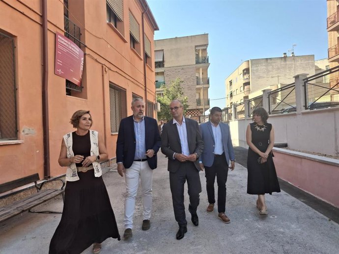 El consejero de Educación y Formación Profesional, Víctor Marín, visita la obra que se está realizando en el colegio Nuestra Señora del Rosario de Santomera