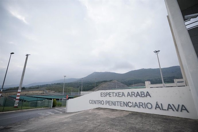 Archivo - Entrada del centro penitenciario de Zaballa, en Álava