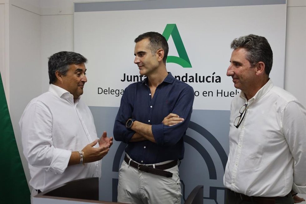 El consejero de Agricultura, Pesca, Agua y Desarrollo Rural en funciones, Ramón Fernández-Pacheco, junto a delegados de Huelva.