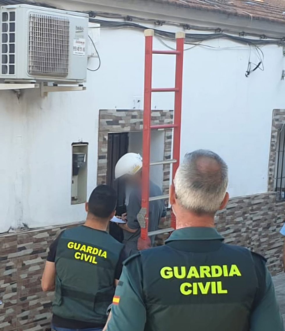 Imagen de una de las inspecciones por enganches ilegales a la red eléctrica