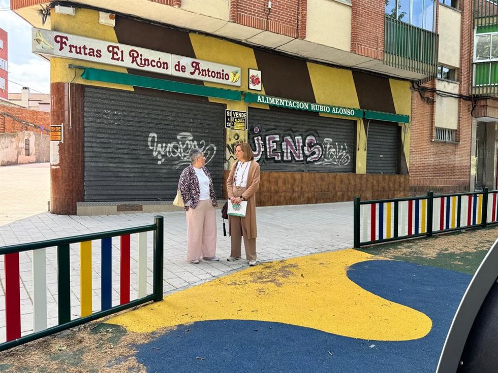 Las concejales de VTLP, Carmeno Colino y Rocío Anguita, en el parque infantil 'del Búho', en el barrio de Pajarillos.