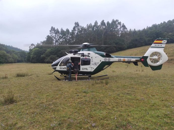 El helicóptero de la Guardia Civil rescatando a la mujer desaparecida en Castrillón.