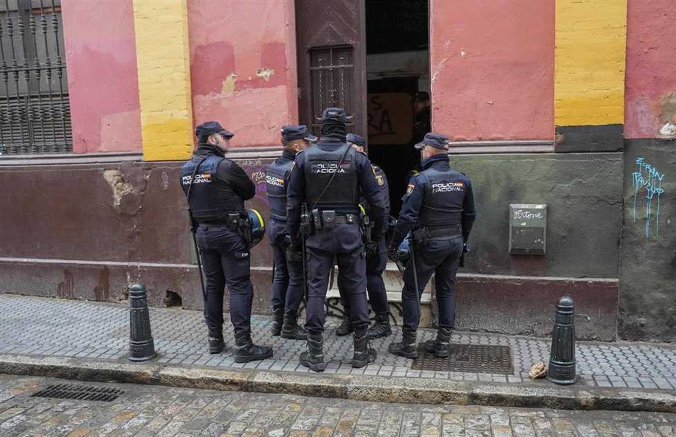 Archivo - Policías nacionales en el marco de una desocupación de un inmueble de la calle Castellar, el pasado mes de enero