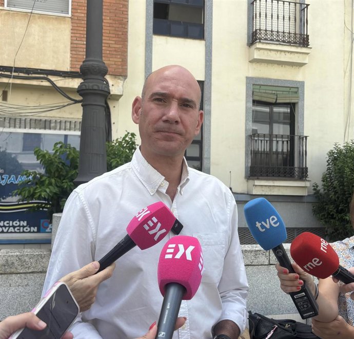 El portavoz del Grupo Parlamentario Popular en la Asamblea de Extremadura, José Ángel Sánchez Juliá, atiende a los medios de comunicación