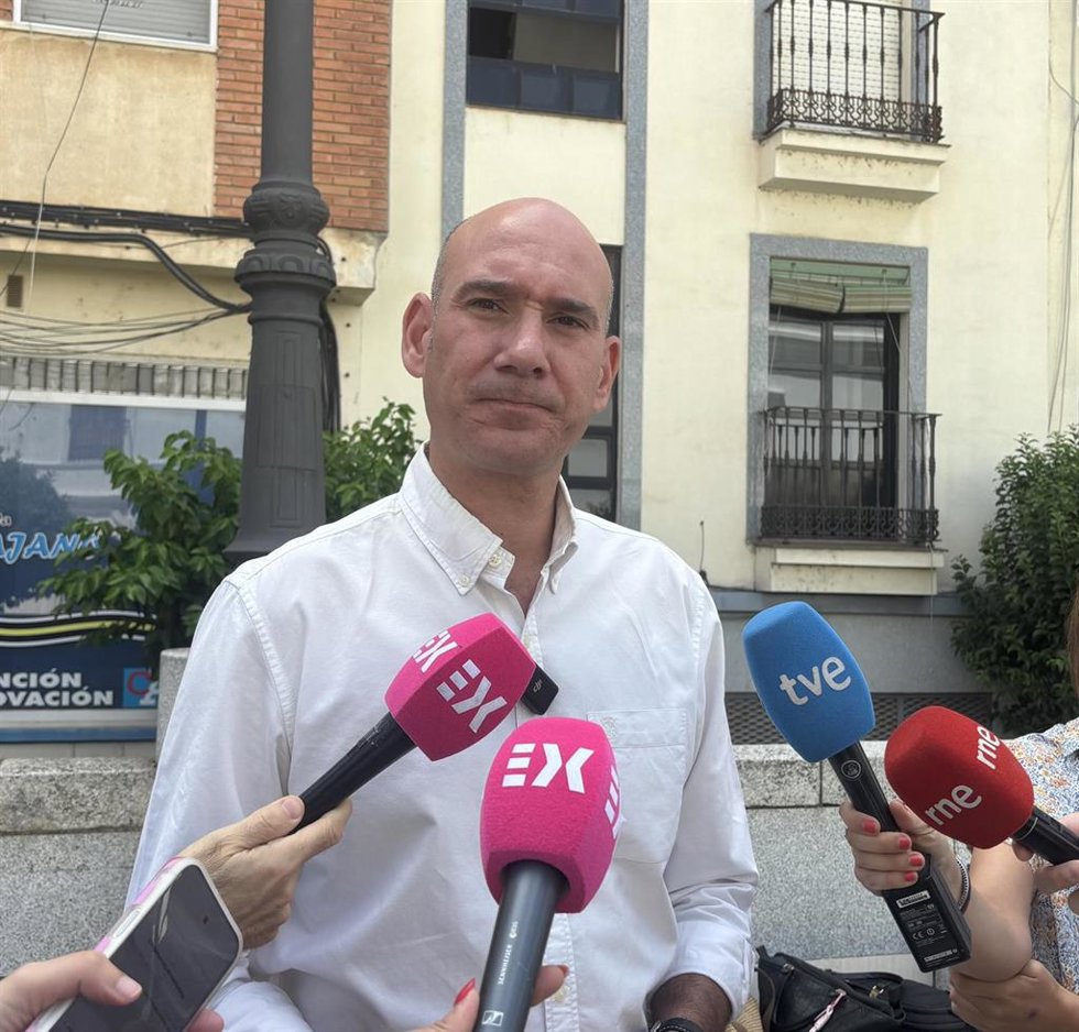El portavoz del Grupo Parlamentario Popular en la Asamblea de Extremadura, José Ángel Sánchez Juliá, atiende a los medios de comunicación