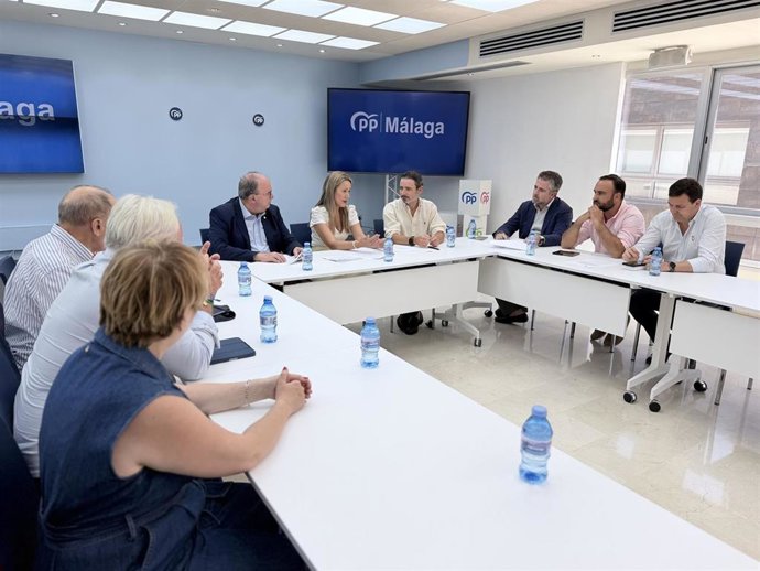 La portavoz del PP en la Comisión de Seguridad Vial del Congreso, Bella Verano, junto al secretario general del PP de Málaga, José Ramón Carmona, y otros miembros de la formación en la provincia.