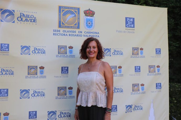 La dietista y psiconeuroimnunóloga clínica, Julia Velasco, ofrece la conferencia 'Otra forma de comprender el comportamiento y la salud desde la PNIE' en los cursos de verano de la Universidad Pablo de Olavide en su sede de Carmona