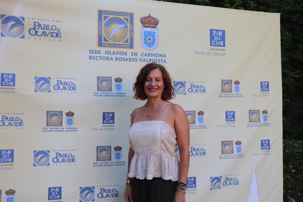 La dietista y psiconeuroimnunóloga clínica, Julia Velasco, ofrece la conferencia 'Otra forma de comprender el comportamiento y la salud desde la PNIE' en los cursos de verano de la Universidad Pablo de Olavide en su sede de Carmona