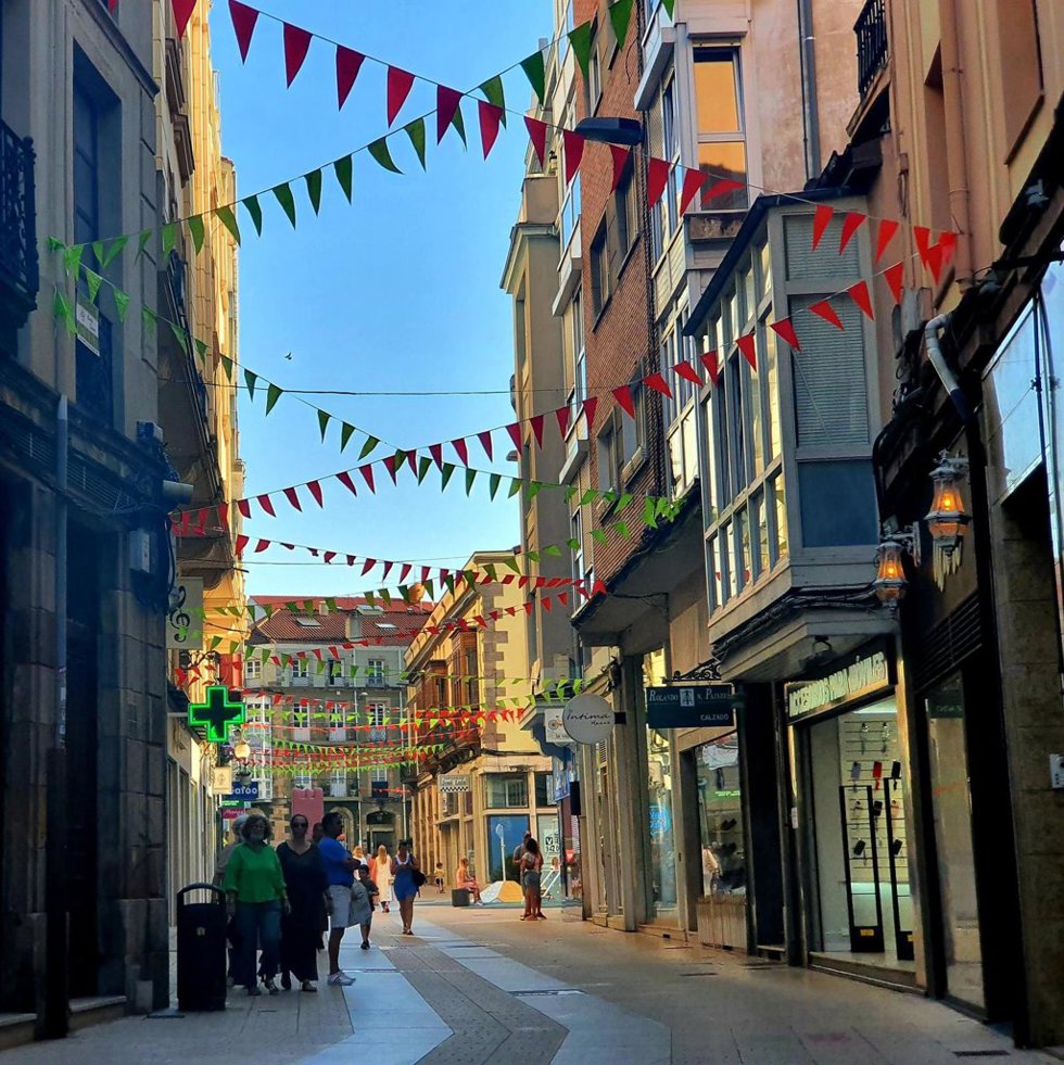 Archivo - Calles de Torrelavega adornadas con banderines por las fiestas de La Patrona