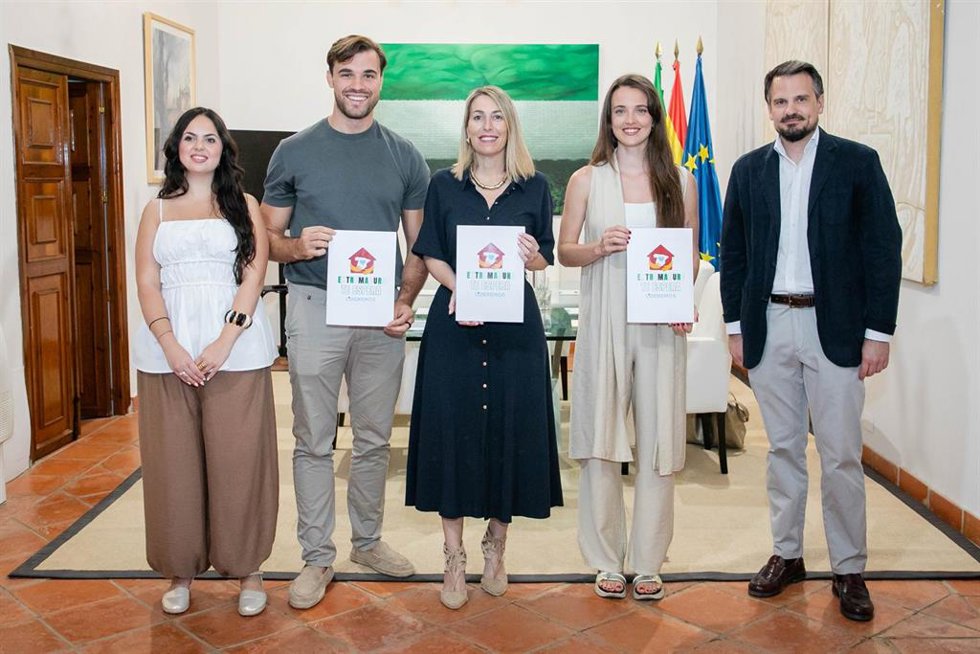La presidenta de la Junta de Extremadura, María Guardiola, y el vicepresidente Abel Bautista, mantienen un encuentro de trabajo con miembros de la lanzadera de liderazgo y talento juvenil Lideremos