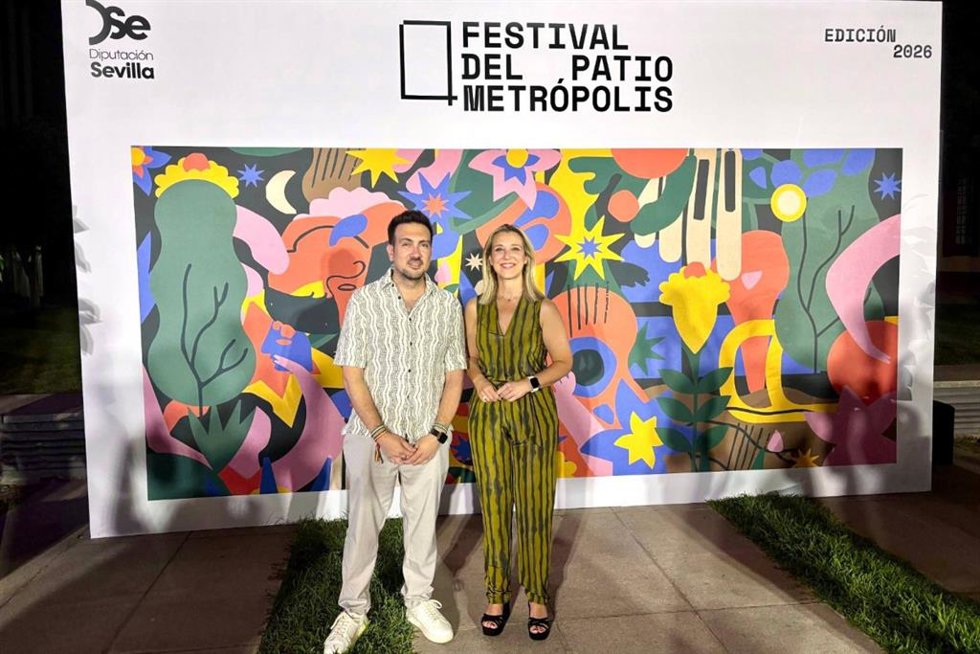La alcaldesa de Alcalá de Guadaíra (Sevilla), Ana Isabel Jiménez, acompañada de una representación del Equipo de Gobierno, en la presentación del Festival del Patio+Metrópolis en el Patio de la Diputación.