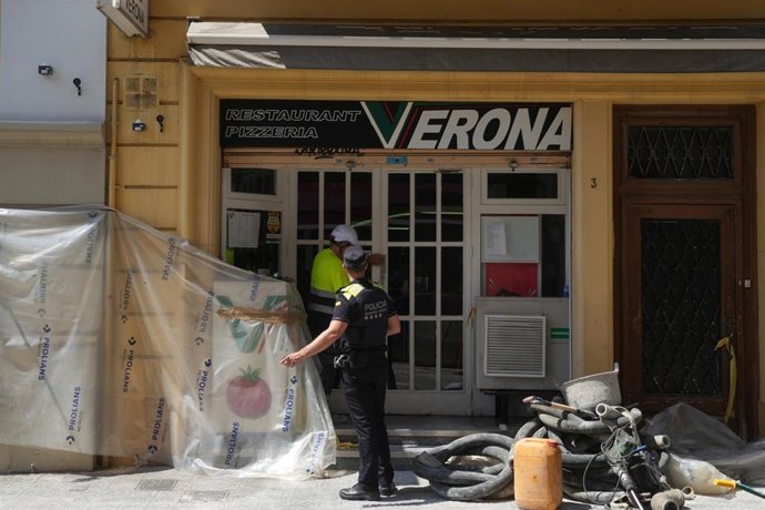 Un policía ante el local donde se produjo el socavón