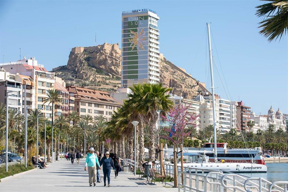 Archivo - Turistas pasean por el centro de la ciudad, a 26 de marzo de 2026, en Alicante, Comunidad Valenciana (España).  