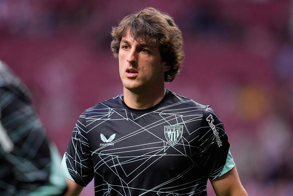 Archivo - El exfutbolista del Athletic Unai Gómez, en un partido contra el Atlético de Madrid de LaLiga EA Sports 2025-26.