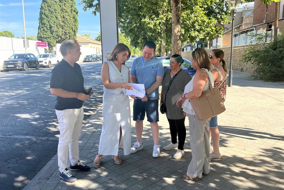 La portavoz del Grupo Municipal Socialista en el Ayuntamiento de Granada, Raquel Ruz, comparece junto a vecinos de la zona Norte.