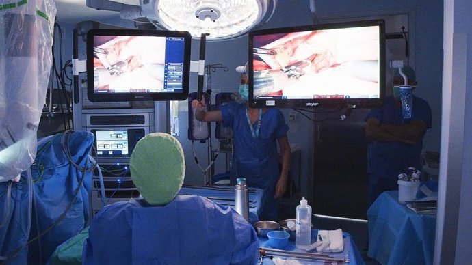Imágenes del primer trasplante renal de donante vivo realizado por por robótica en el Hospital Reina Sofía de Córdoba.
