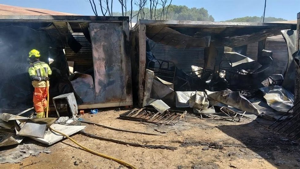 Incendio en una nave industrial de Cartaya (Huelva).