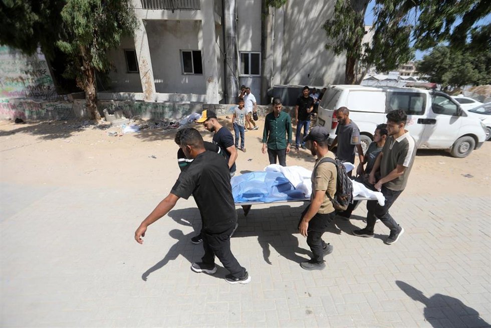 Palestinos trasladan los cuerpos de varios muertos en un ataque de Israel contra la ciudad de Gaza en julio de 2026, a pesar del alto el fuego pactado en octubre de 2025 (archivo)