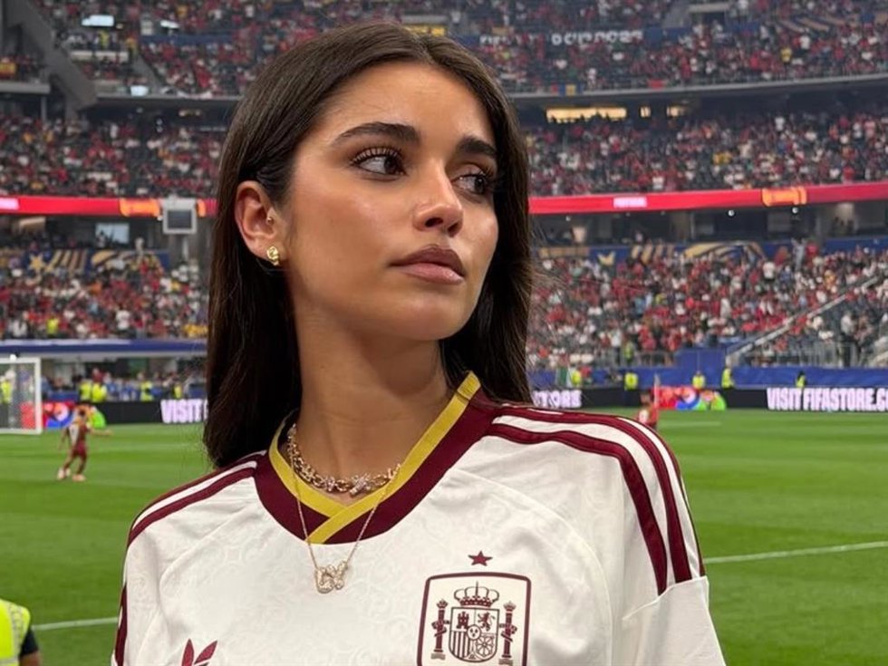 Inés García posando con el exclusivo collar que le ha regalado Lamine Yamal