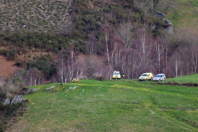Archivo - Incendio forestal en Grandas de Salime. Bomberos del SEPA trabajando en las labores de extinción.