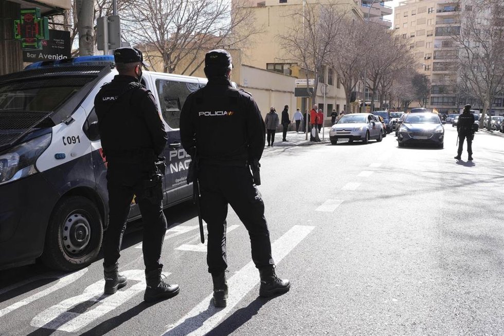 Archivo - Dos policias nacionales durante una marcha motorizada en Palma.