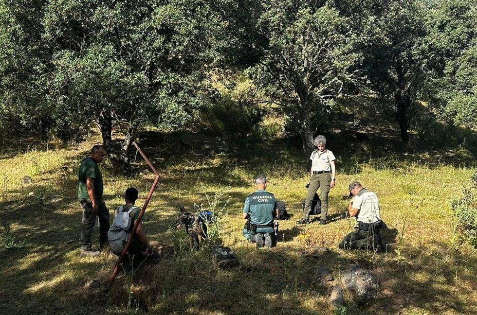 El Servicio de Protección de la Naturaleza de la Guardia Civil (Seprona) investiga a tres personas en Villaharta como presuntas autoras de un delito contra la flora y la fauna, tras introducir poteras de pesca en trozos de carne en madrigueras.