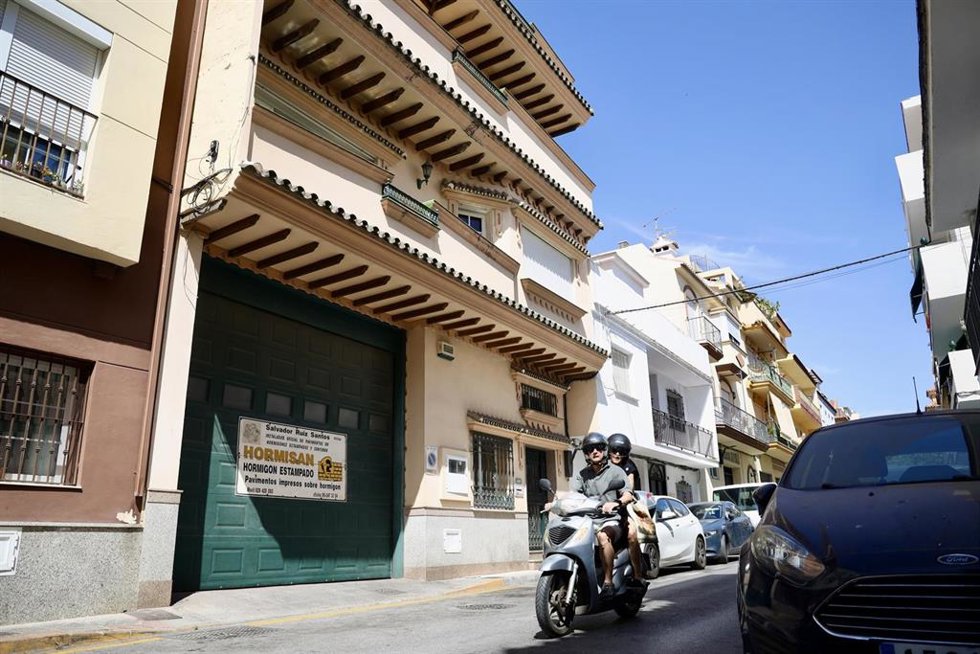 Vivienda de la calle Tulipán de Las Lagunas de Mijas donde se investigan las muertes de dos personas en un incendio.   