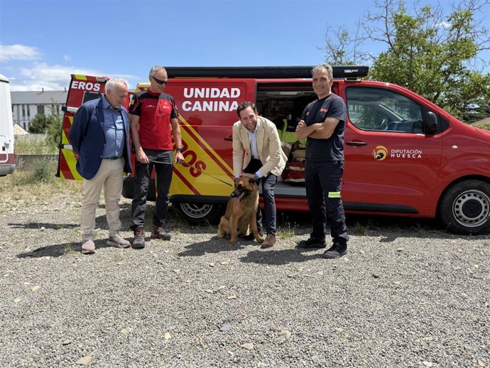 El vehículo, que puede transportar hasta tres canes, se ha adaptado con todos los sistemas de protección animal.