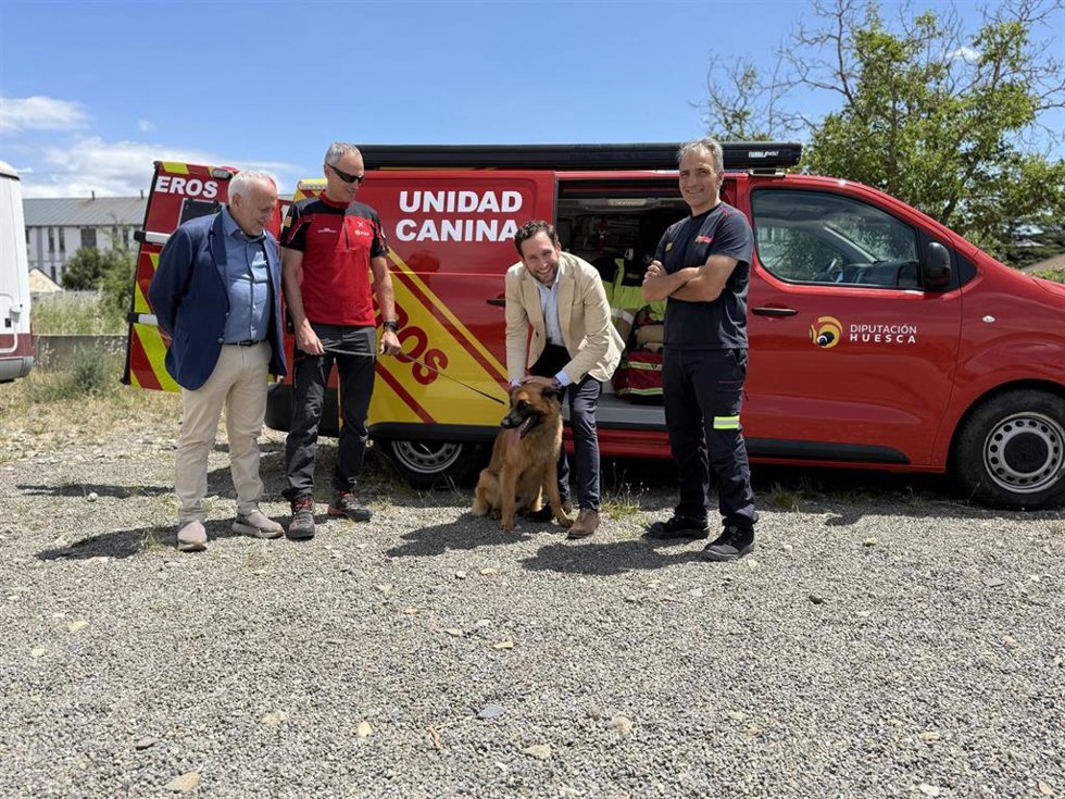 El vehículo, que puede transportar hasta tres canes, se ha adaptado con todos los sistemas de protección animal.