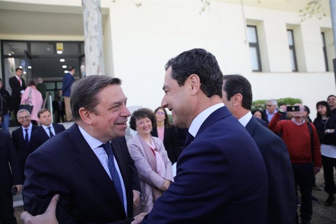 Archivo - Foto de archivo del ministro de Agricultura, Pesca y Alimenación Luis Planas con el presidente de la Junta de Andalucía, Juanma Moreno