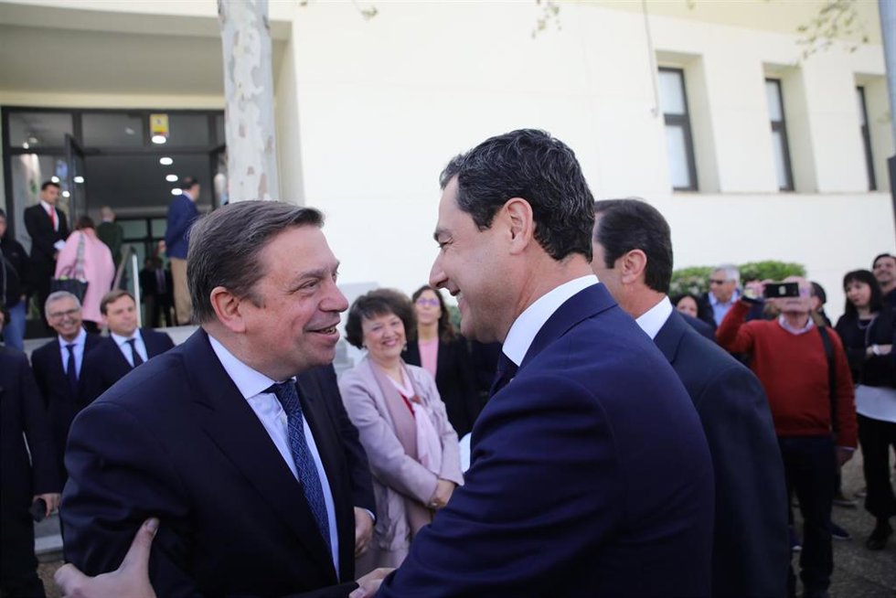 Archivo - Foto de archivo del ministro de Agricultura, Pesca y Alimenación Luis Planas con el presidente de la Junta de Andalucía, Juanma Moreno