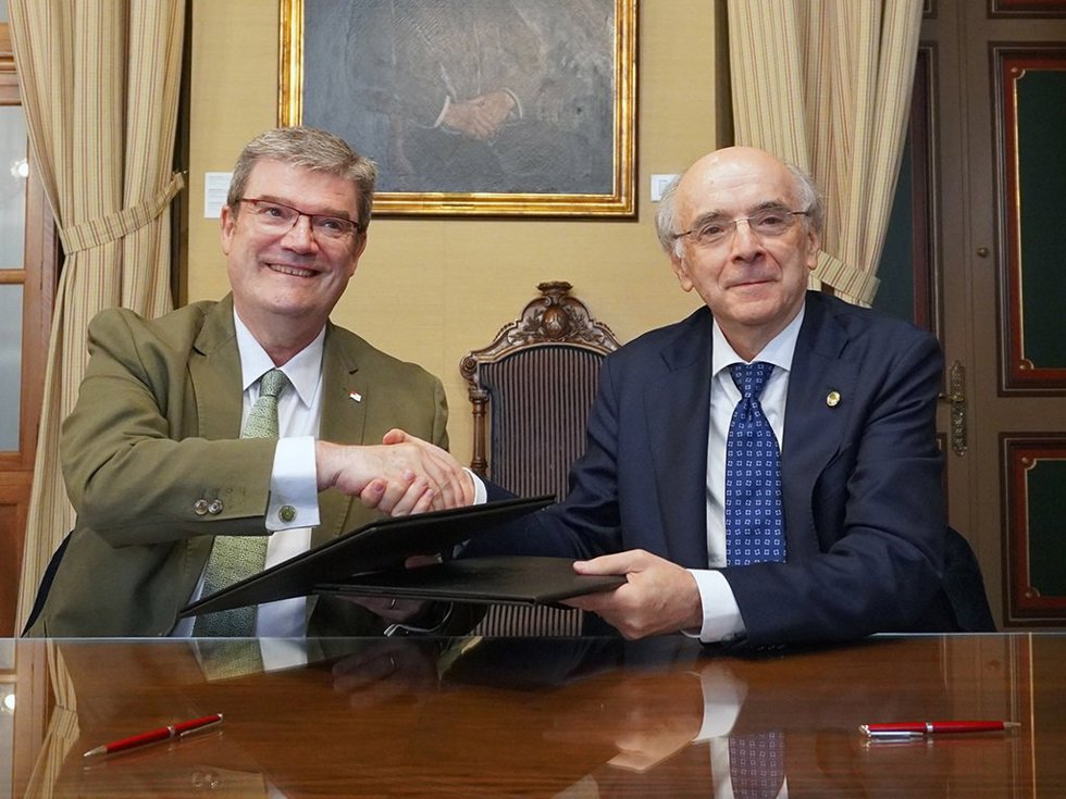 El alcalde de Bilbao, Juan Mari Aburto, y el presidente de la Real Academia de la Lengua Vasca Euskaltzaindia, Andrés Urrutia, firman el acuerdo.