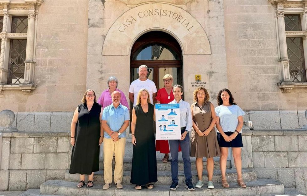 Presentación en Alcudia de los carteles para mejorar la comunicación con personas con discapacidad auditiva.