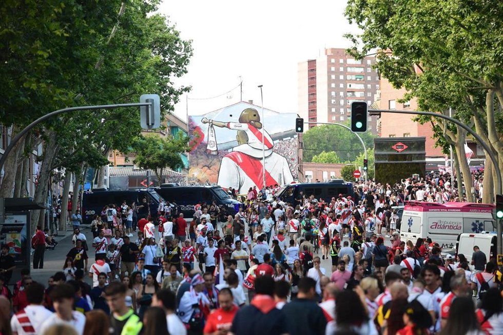 Archivo - Concentraciones de aficionados y muestras de apoyo en las calles y comercios del distrito madrileño, a 27 de mayo de 2026, en Madrid (España). Los seguidores del conjunto franjirrojo tiñen el barrio de Vallecas con los colores del equipo para al