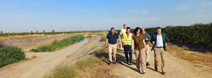 La presidenta de la Confederación Hidrográfica del Guadalquivir (CHG), Gloria  Martín Valcárcel, en su visita junto al presidente de la Diputación y alcalde de La Rinconada (Sevilla), Javier Fernández, a las obras del arroyo Almonazar.