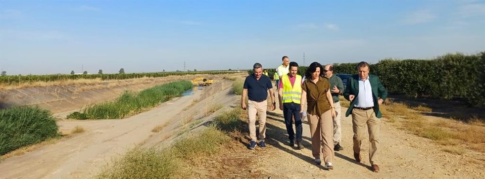 La presidenta de la Confederación Hidrográfica del Guadalquivir (CHG), Gloria  Martín Valcárcel, en su visita junto al presidente de la Diputación y alcalde de La Rinconada (Sevilla), Javier Fernández, a las obras del arroyo Almonazar.
