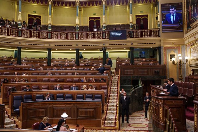 Archivo - El ministro de Derechos Sociales, Consumo y Agenda 2030, Pablo Bustinduy, interviene durante una sesión plenaria en el Congreso.