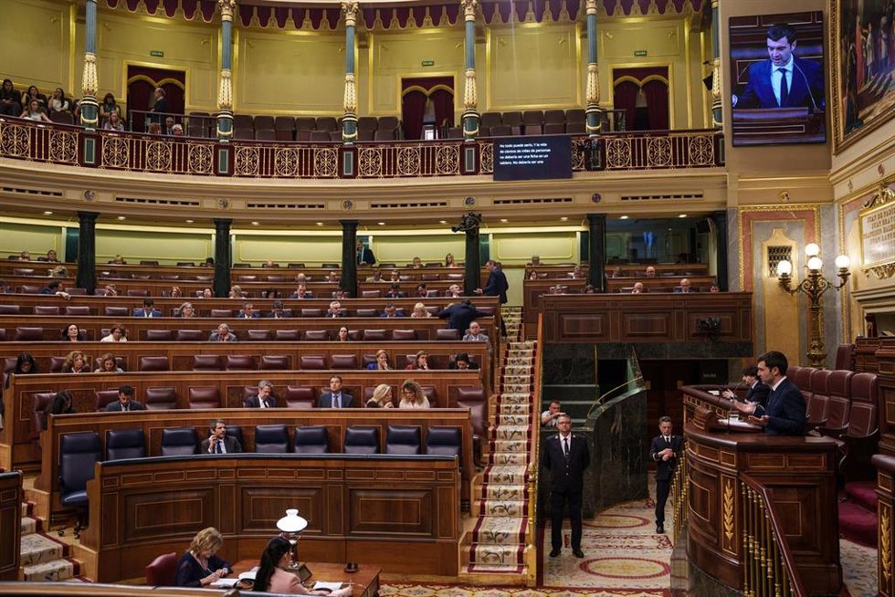 Archivo - El ministro de Derechos Sociales, Consumo y Agenda 2030, Pablo Bustinduy, interviene durante una sesión plenaria en el Congreso.