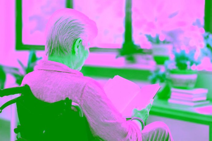 Una residente disfruta de un momento de lectura