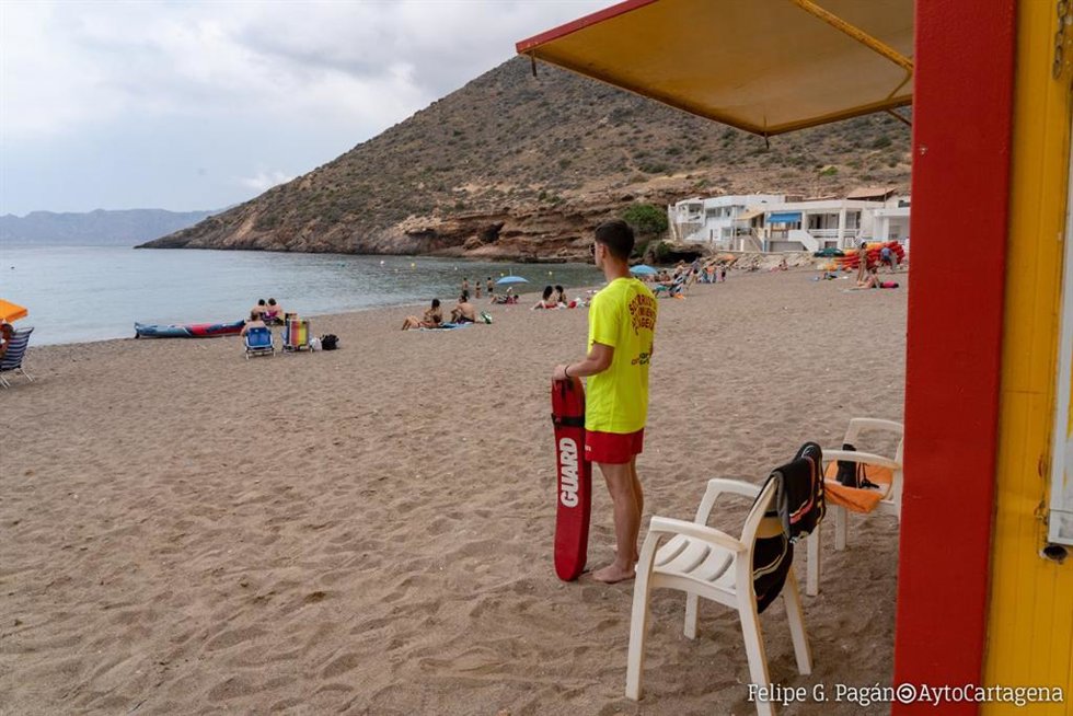 Archivo - Socorrista de Protección Civil de Cartagena en playas (Archivo)