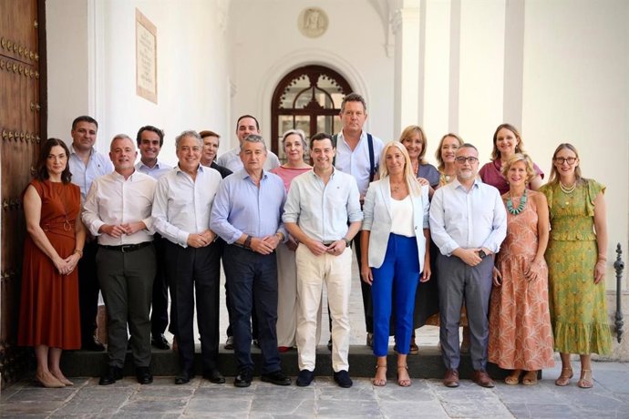 El presidente de la Junta de Andalucía, Juanma Moreno, posa con los viceconsejeros del Gobierno andaluz.