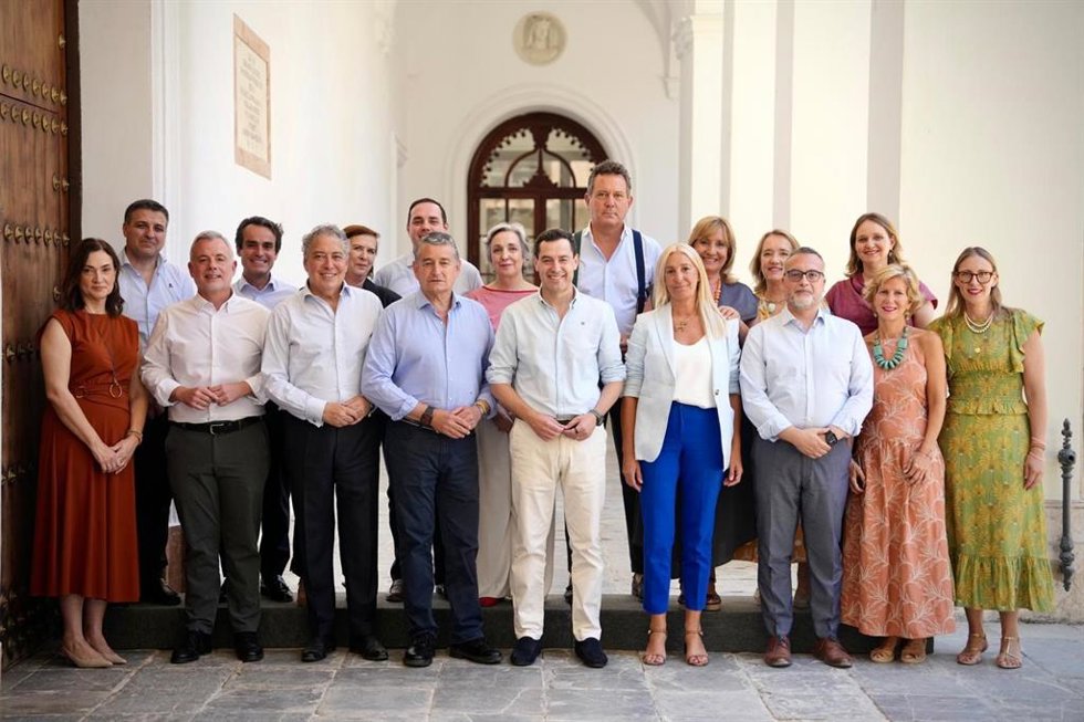 El presidente de la Junta de Andalucía, Juanma Moreno, posa con los viceconsejeros del Gobierno andaluz.