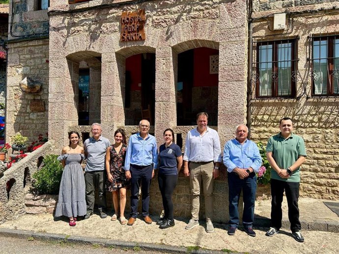 Los nuevos vecinos que se han asentado en Oseja de Sajambre gracias al Programa Repuebla, ante el hostal que han abierto en el municipio, junto al diputado de Derechos Sociales y Territorio Sostenible, Francisco Javier Álvarez (centro izquierda).