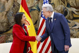 Archivo - La ministra de Defensa, Margarita Robles, se reúne con el embajador de los Estados Unidos de América en España, Benjamín León Jr., en la sede del Ministerio de Defensa, 4 de marzo de 2026, en Madrid (España). La reunión tiene lugar tras el anunc